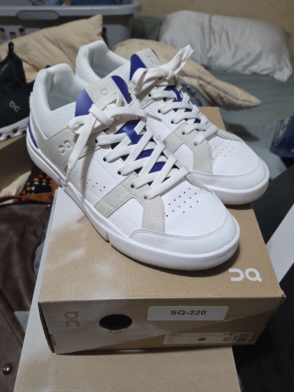 ON Cloud White Leather Sneakers with Blue Accents Sz Mens 8 Or Women's 9½